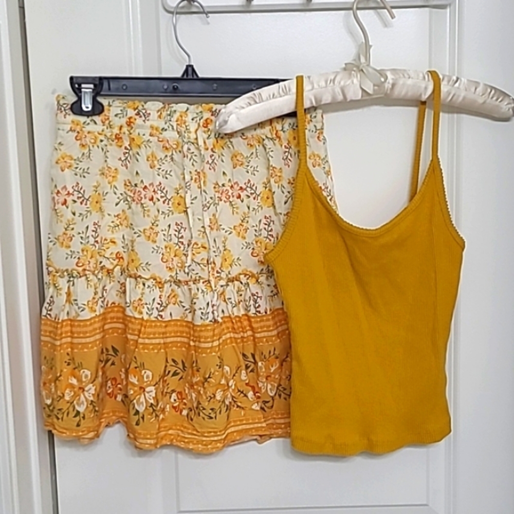Small draw string ruffle floral skirt. Yellow, orange and green. S tank
